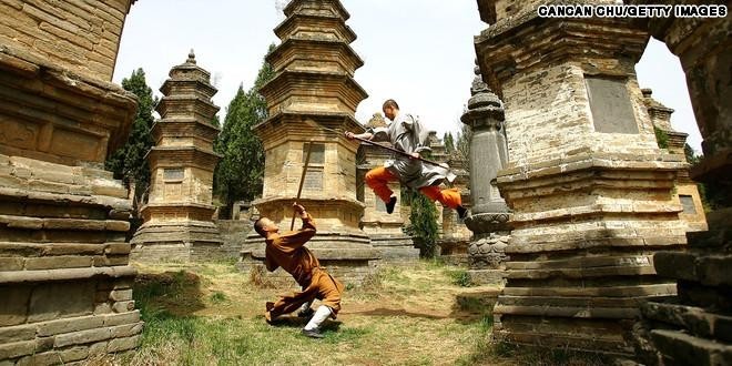  Võ thuật Trung Hoa (còn được biết đến với cái tên kungfu) khởi nguồn từ nền văn hóa cổ xưa của Trung Quốc và bắt nguồn từ Đạo Gia. Do đó, võ thuật có liên quan đến tu luyện. Ngoài việc nâng cao đạo đức cũng như kỹ thuật và thủ pháp, võ thuật còn có tác dụng tăng cường sức khỏe và dưỡng sinh, có chức năng phòng vệ và ngăn chặn bạo lực.